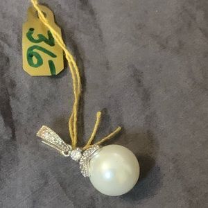 Nwt silver pearl pendant